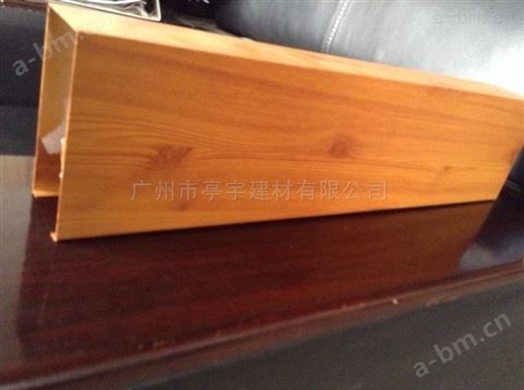 香港火车站亭宇1.0MM厚C型木纹铝方通
